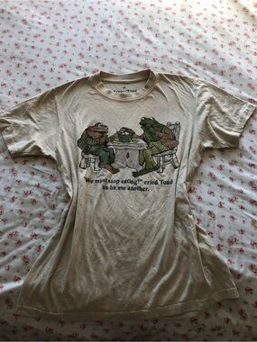 Cream Graphic Tee with Toad & Frog Illustration - Vintage Style